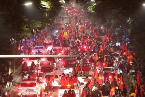 Hàng nghìn cổ động viên Việt Nam đổ ra đường ăn mừng chiến thắng của U22 Việt Nam tại Phố Huế, Hà Nội. (Ảnh: Thành Đạt/TTXVN)