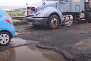 Quốc lộ 1 qua Phú Yên bị hư hỏng nặng gây nhiều vụ tai nạn giao thông. Ảnh: Xuân Hoa.