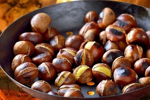 Hạt dẻ Trung Quốc được rao bán với giá 50.000 đồng một kg. Ảnh: NB.