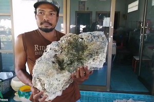 Surachet Chanchu cùng với khối sáp mà anh tin là cục nôn cá voi trị giá hơn nửa 15 tỷ đồng.