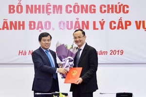 Phó Chủ nhiệm Văn phòng Quốc hội Nguyễn Mạnh Hùng trao quyết định và chúc mừng đồng chí Nguyễn Ngọc Sơn.