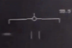 Vật thể lạ lơ lửng trong tầm ngắm của máy bay chiến đấu trước khi vụt sang bên trái rồi biến mất. Ảnh: Secureteam10.