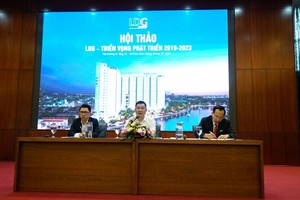 Ông Nguyễn Khánh Hưng – Chủ tịch HĐQT LDG Group (giữa) trả lời các câu hỏi của nhà đầu tư tại hội thảo LDG – Triển vọng phát triển 2019-2023.