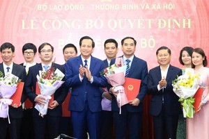 Bộ trưởng Đào Ngọc Dung trao quyết định điều động, bổ nhiệm cho các cán bộ.