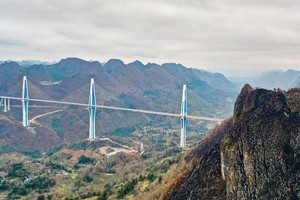 Cầu Pingtang trên thung lũng sông ở tỉnh Quý Châu. Ảnh: Xinhua.