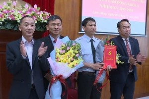 Lãnh đạo Tỉnh ủy, Ủy ban Kiểm tra Tỉnh ủy Lâm Đồng trao quyết định và chúc mừng các đồng chí Nguyễn Ngọc Ánh, Hoàng Xuân Thùy.