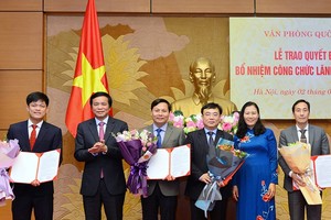 Lãnh đạo Văn phòng Quốc hội, Ủy ban Tư pháp trao quyết định và chúc mừng các cán bộ được bổ nhiệm.