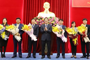 Bí thư Tỉnh ủy Phú Thọ trao quyết định và chúc mừng các đồng chí được giao nhiệm vụ mới.