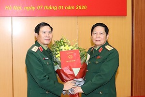 Đại tướng Ngô Xuân Lịch trao quyết định và chúc mừng Trung tướng Nguyễn Tân Cương.