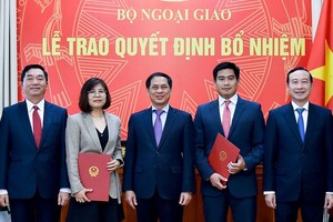 Thứ trưởng Bùi Thanh Sơn trao quyết định và chúc mừng các cán bộ được bổ nhiệm.