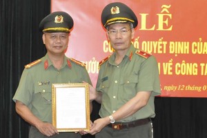 Thiếu tướng Đỗ Văn Hoành (bên phải), Chánh Thanh tra Bộ Công an được bổ nhiệm làm Chánh Văn phòng Cơ quan Cảnh sát Điều tra Bộ Công an.