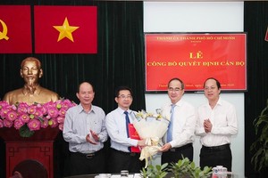 Đồng chí Nguyễn Thiện Nhân, Ủy viên Bộ Chính trị, Bí thư Thành ủy TP.HCM, trao quyết định bổ nhiệm Trưởng Ban Nội chính Thành ủy TP.HCM cho đồng chí Dương Ngọc Hải. Ảnh: Sài Gòn giải phóng.