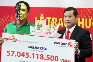 Anh V.S nhận giải sáng 10/1. Ảnh: Anh Tú.