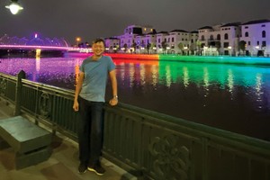 Melvin Poh ghé thăm dự án ven sông Hoàng Huy Riverside lung linh ánh đèn về đêm.