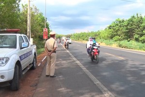 Tây Ninh: Phạt 5 người chuyên “chỉ điểm” cho xe vi phạm né chốt cảnh sát giao thông