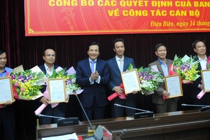 Bí thư Tỉnh ủy Điện Biên Trần Văn Sơn trao quyết định và chúc mừng các đồng chí được chỉ định chức vụ mới.