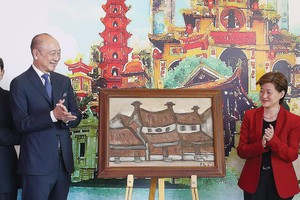 Bức tranh “Phố Phái” được lựa chọn để giới thiệu 
trong lễ khai trương văn phòng UOB tại Hà Nội tháng 8/2019.