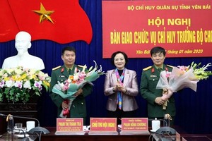 Bí thư Tỉnh ủy Yên Bái Phạm Thị Thanh Trà chúc mừng Đại tá Lê Văn Trung và Đại tá Trần Công Ứng.
