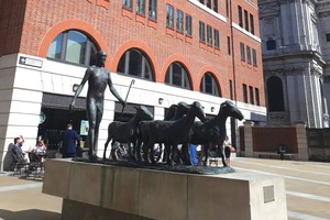 Không có con bò, con gấu hay những hình tượng đặc trưng cho thị trường tài chính như các nước khác, Quảng trường Paternoster nơi có Sở Giao dịch chứng khoán London có một bức tượng rất giản dị. Đó là hình tượng một người chăn cừu, đang dẫn 5 con cừu... đi dạo. Những chú cừu được nuôi dưỡng để cung cấp sản phẩm lông cừu, làm nguyên liệu cho con người sản xuất ra nhiều món hàng hữu dụng cho cuộc sống, nhưng chúng có một đặc điểm rất dễ mến là sự thân thiện và sau khi thu hoạch một bộ lông, chú cừu