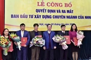Phó Thống đốc Ngân hàng Nhà nước Đào Minh Tú trao quyết định và chúc mừng các cán bộ được bổ nhiệm.