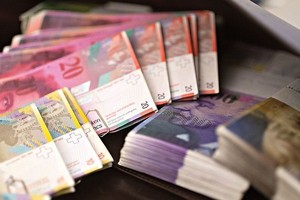 Một số mệnh giá của tiền franc Thụy Sỹ. Ảnh: Bloomberg.