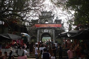 Du khách hành hương trảy hội Chùa Hương. (Ảnh: Thanh Tùng/TTXVN).