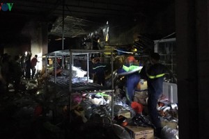 Đám cháy đã thiêu rụi nhiều tài sản phía trong.