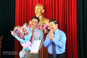 Bí thư Tỉnh ủy Vĩnh Long Trần Văn Rón trao quyết định của Ban Bí thư Trung ương Đảng chuẩn y ông Lữ Quang Ngời, Ủy viên Ban Thường vụ Tỉnh ủy, Phó Chủ tịch Ủy ban Nhân dân tỉnh Vĩnh Long giữ chức Phó Bí thư Tỉnh ủy Vĩnh Long nhiệm kỳ 2015-2020.