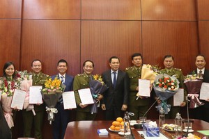 Thứ trưởng Đặng Hoàng An trao quyết định và chúc mừng các cán bộ được điều động, bổ nhiệm.