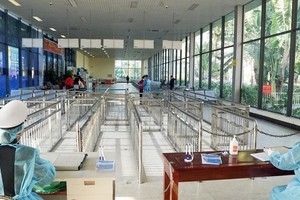 Cửa khẩu Móng Cái không còn cảnh từng dòng người xếp hàng chờ làm thủ tục như trước đó.Ảnh: Zing