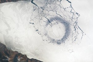 Những vòng tròn băng khổng lồ trên hồ Baikal