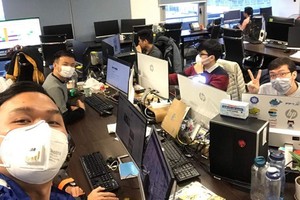 Nhân viên một công ty công nghệ tại Duy Tân được yêu cầu đeo khẩu trang khi làm việc. Ảnh: Đức Anh.