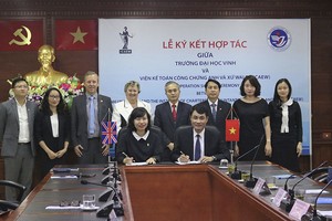 ICAEW và Trường Đại học Vinh ký kết thỏa thuận hợp tác dưới sự chứng kiến của Thứ trưởng Bộ Ngoại Giao Anh và Đại sứ đặc mệnh toàn quyền Vương quốc Liên hiệp Anh và Bắc Ailen tại Việt Nam.