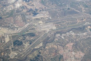 Sân bay Adolfo Suárez Madrid-Barajas nhìn từ trên cao. Ảnh: Wikimedia Commons.