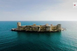 Lâu đài gần nghìn năm tuổi trên biển Địa Trung Hải