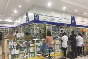 Tất cả các quầy thuốc tại Hapulico đã gỡ biển "Không bán khẩu trang, nước rửa tay, xin miễn hỏi". (Ảnh: PV/Vietnam+).