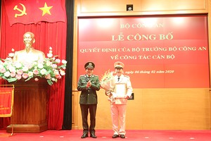 Trung tướng Lương Tam Quang trao quyết định và chúc mừng Đại tá Lê Minh Quang.