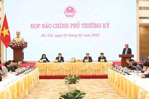 Bộ trưởng, Chủ nhiệm Văn phòng Chính phủ chủ trì cuộc họp báo tối 5/2/2020.