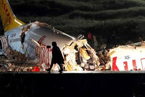 Máy bay bị gãy rời ở sân bay tại Istanbul ngày 5/2. Ảnh: Reuters.