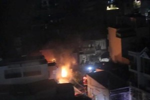 Nhà trong hẻm bốc cháy lúc nửa đêm khiến nhiều người hoảng loạn