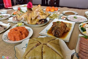 Gà luộc, bánh chưng hay nem là các món ăn quen thuộc trong mâm cỗ của người Việt.