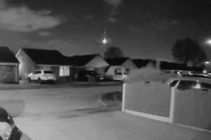 Camera an ninh ghi lại cảnh tượng thiên thạch phát nổ