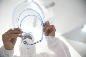 Bác sĩ Bệnh viện Chợ Rẫy chuẩn bị trang phục bảo hộ trước khi vào khu vực điều trị cách ly bệnh nhân viêm phổi do virus corona.