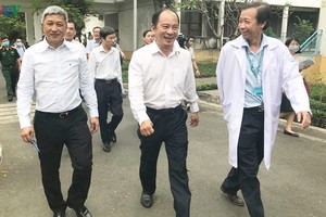Thứ trưởng Bộ Y tế Nguyễn Trường Sơn (ngoài cùng bên trái) kiểm tra công tác cách ly, điều trị cho bệnh nhân tại TP.HCM.