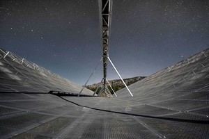 Kính viễn vọng vô tuyến CHIME ở Canada phát hiện các tín hiệu bí ẩn. Dự án CHIME