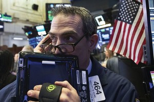 Chứng khoán Mỹ nhận trợ lực từ cuộc đua vào Nhà Trắng