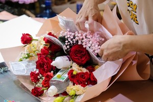 Bó hoa đặc biệt rực rỡ bởi sắc hoa tươi với điểm nhấn là khẩu trang, nước rửa tay, cồn 90 độ.