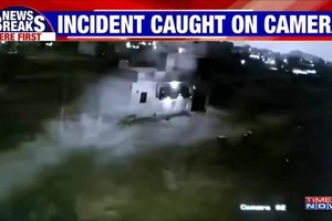 Thiên thạch đâm xuống tạo ra hố sâu 6 m