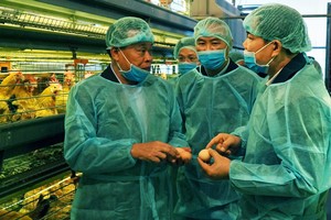 Bộ trưởng Nông nghiệp và Phát triển nông thôn Nguyễn Xuân Cường (ngoài cùng bên phải) kiểm tra công tác phòng chống dịch cúm gia cầm ngày 16/2.