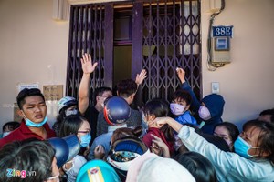 Người dân tranh nhau mua khẩu trang tại quận 10.